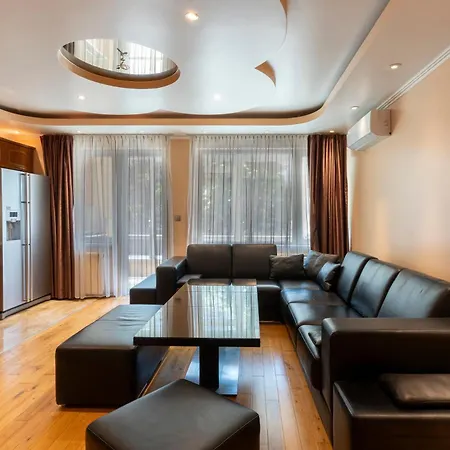 Yono - Spacious 2-bedroom Near Center & Stadium Апартамент Велико Търново