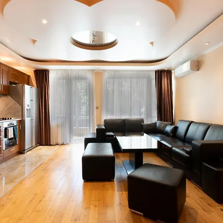 Апартамент Yono - Spacious 2-bedroom Near Center & Stadium *