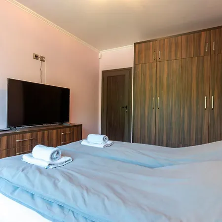Yono - Spacious 2-bedroom Near Center & Stadium Апартамент Велико Търново