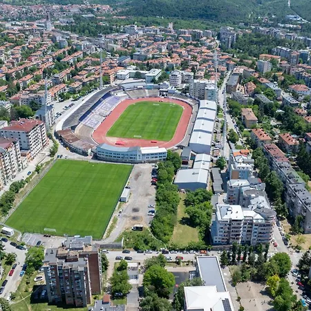 Апартамент Yono - Spacious 2-bedroom Near Center & Stadium