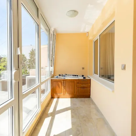 Апартамент Yono - Spacious 2-bedroom Near Center & Stadium