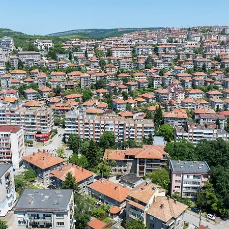Yono - Spacious 2-bedroom Near Center & Stadium Велико Търново