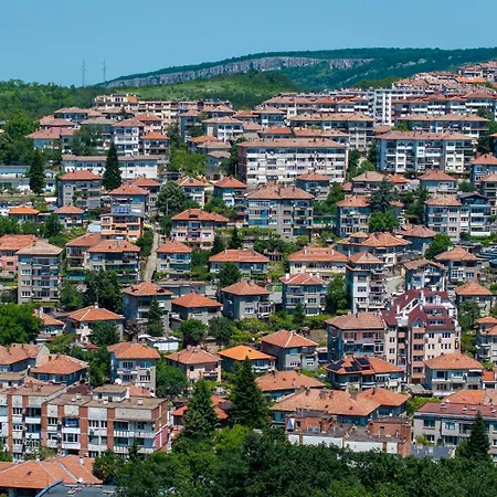 Апартамент Yono - Spacious 2-bedroom Near Center & Stadium Велико Търново