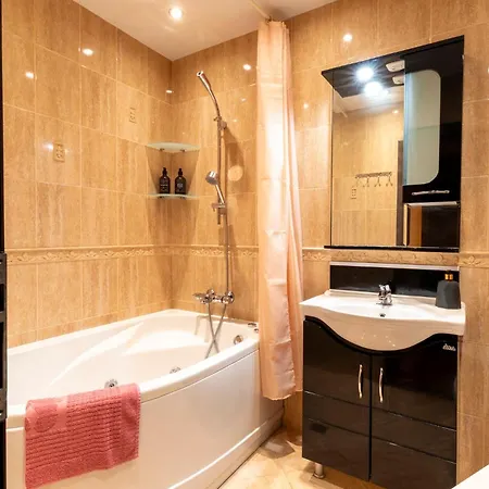 Yono - Spacious 2-bedroom Near Center & Stadium Апартамент Велико Търново