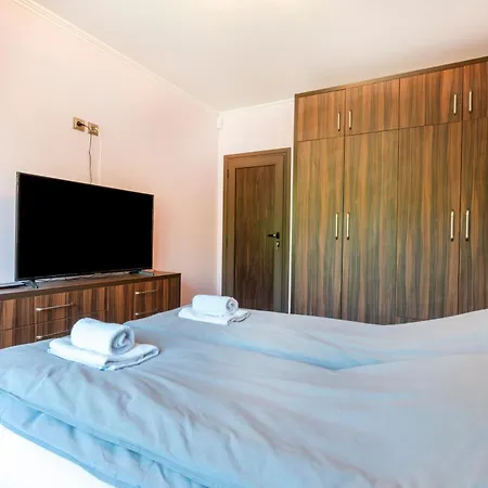 Yono - Spacious 2-bedroom Near Center & Stadium Велико Търново