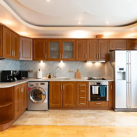 Yono - Spacious 2-bedroom Near Center & Stadium Велико Търново