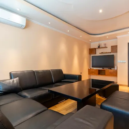 Апартамент Yono - Spacious 2-bedroom Near Center & Stadium