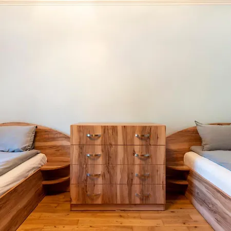 Апартамент Yono - Spacious 2-bedroom Near Center & Stadium Велико Търново