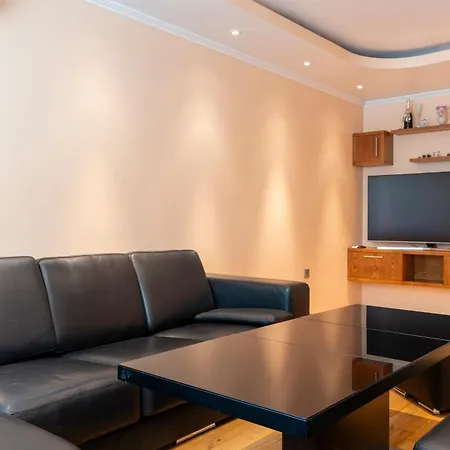 Апартамент Yono - Spacious 2-bedroom Near Center & Stadium