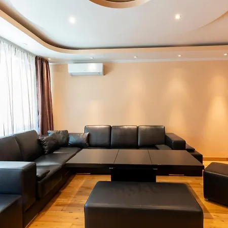 Yono - Spacious 2-bedroom Near Center & Stadium * Велико Търново