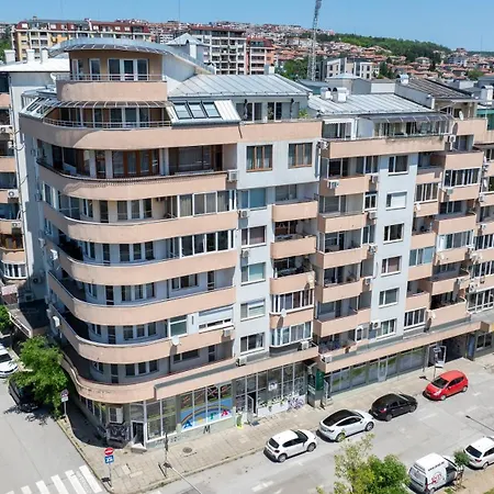 Апартамент Yono - Spacious 2-bedroom Near Center & Stadium Велико Търново