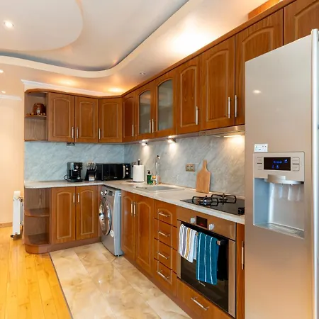 Yono - Spacious 2-bedroom Near Center & Stadium Велико Търново