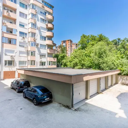 Yono - Spacious 2-bedroom Near Center & Stadium Велико Търново